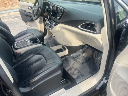 Used 2022 Chrysler Pacifica Touring-L FWD image 33