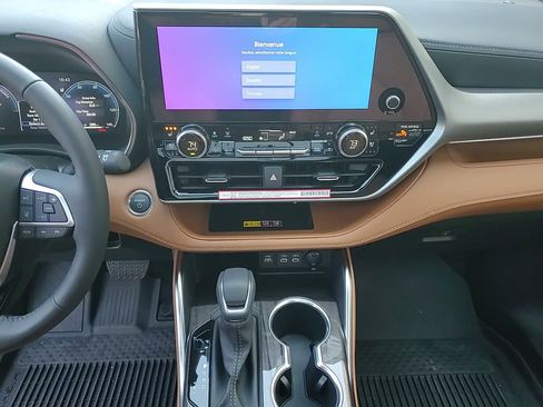 New 2026 Toyota Highlander Platinum image 18