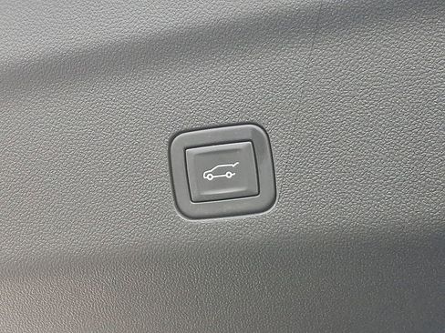 Used 2023 Cadillac Escalade ESV Sport Platinum w/ LPO, ONYX Package image 34