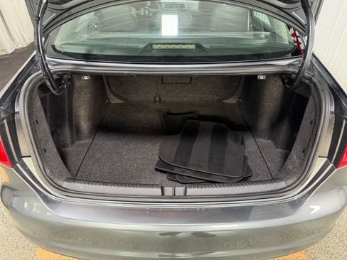 Used 2011 Volkswagen Jetta SE FWD image 9