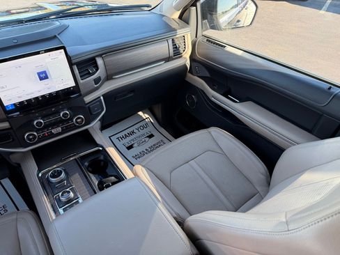 Used 2024 Ford Expedition Limited AWD/4WD image 19