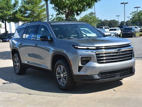 New 2026 Chevrolet Traverse LT w/ Driver Confidence Package FWD image 3