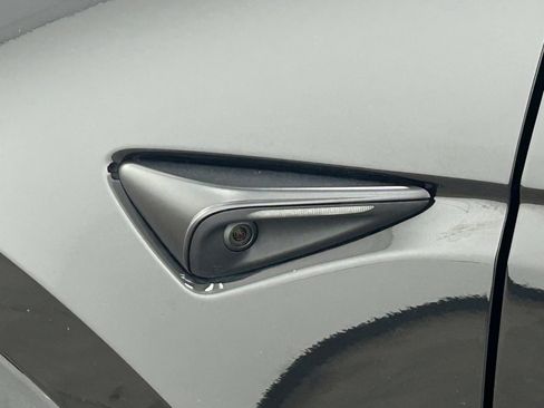 Used 2024 Tesla Model Y Performance image 3