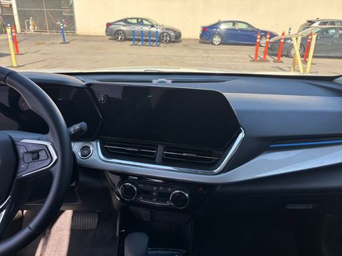 Used 2025 Chevrolet Trax LT w/ LT Convenience Package image 17