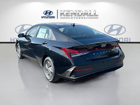 New 2026 Hyundai Elantra SE FWD image 4