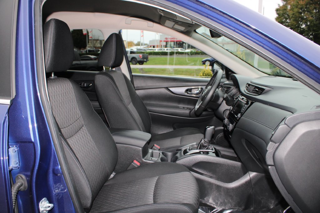 Used 2018 Nissan Rogue SV AWD/4WD image 12