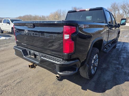 Used 2021 Chevrolet Silverado 2500 Custom w/ Custom Value Package image 2
