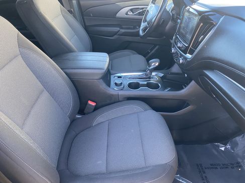 Used 2022 Chevrolet Traverse LT image 9