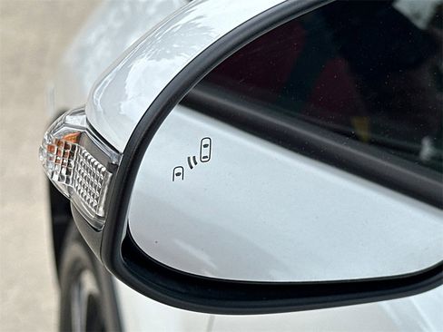 Used 2022 Toyota C-HR XLE image 16