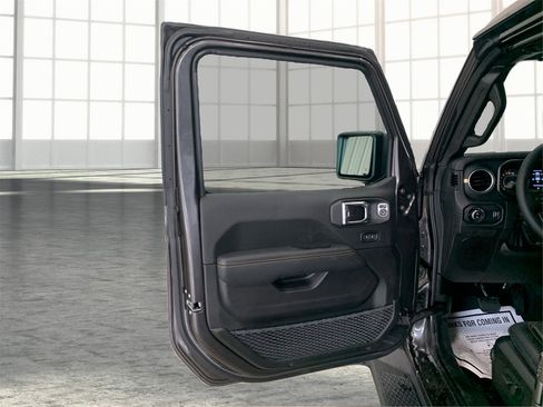 Used 2025 Jeep Gladiator Sport image 17