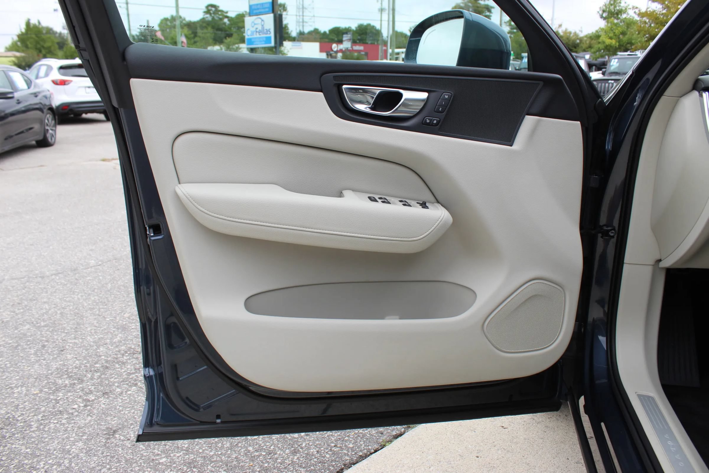 Used 2021 Volvo XC60 T5 Momentum w/ Premium Package FWD image 10