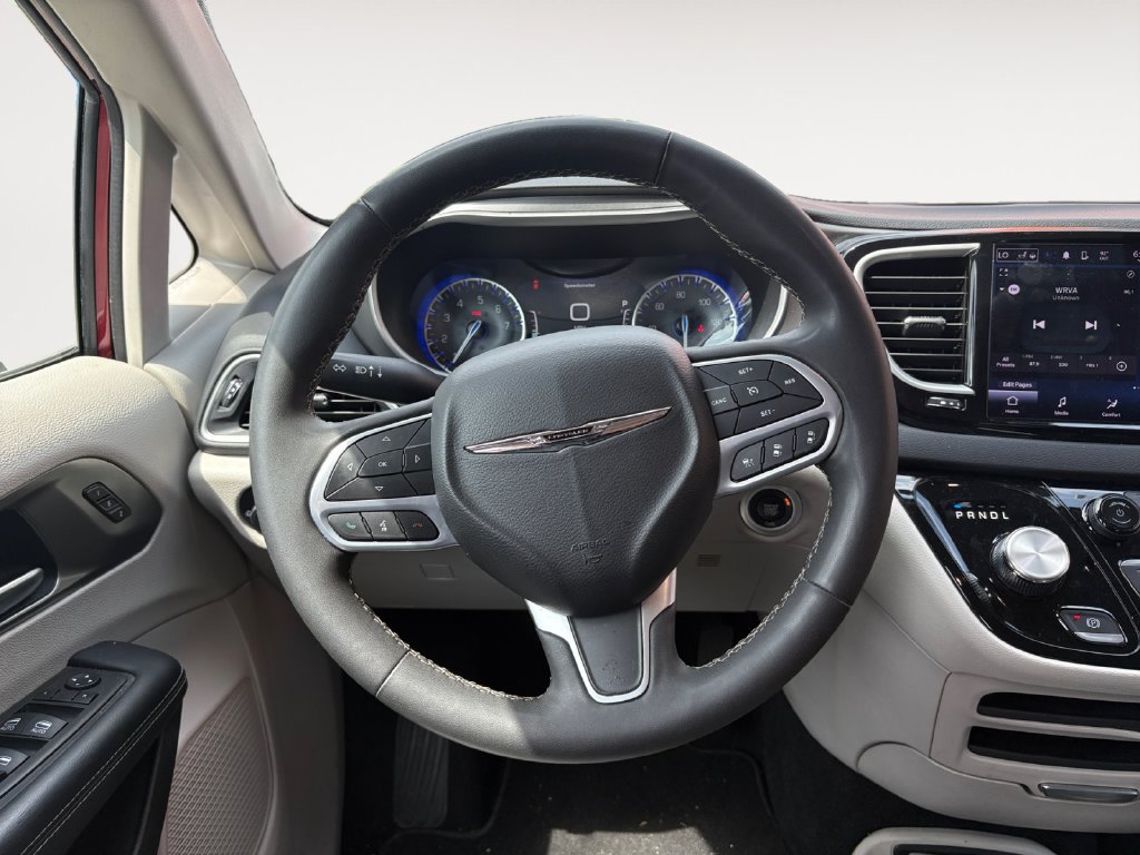 Used 2023 Chrysler Pacifica Touring-L FWD image 12