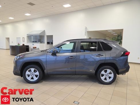 Used 2020 Toyota RAV4 LE image 1