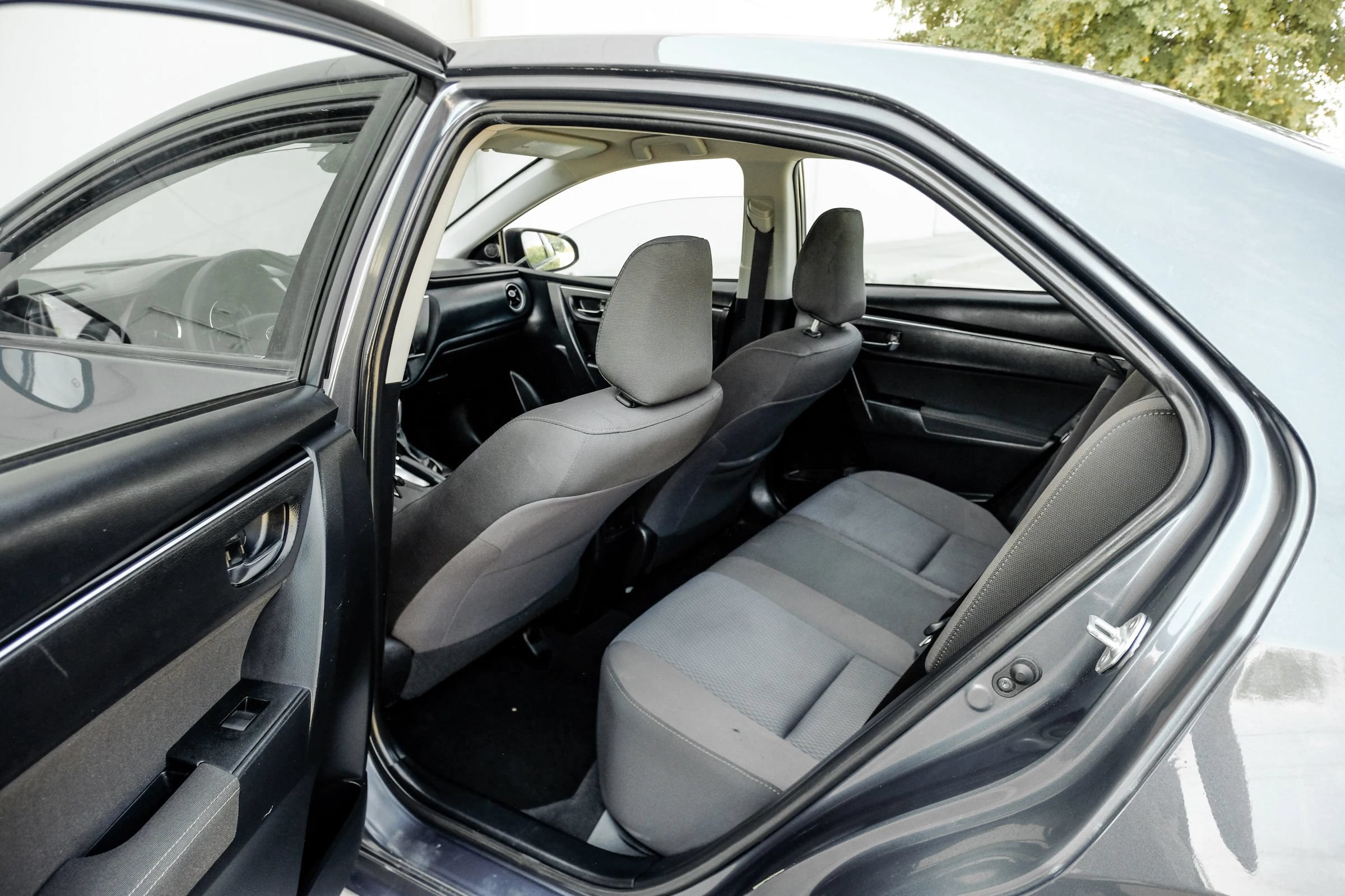 Used 2018 Toyota Corolla LE FWD image 40