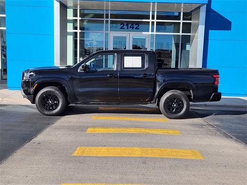 Used 2024 Nissan Frontier SV image 2