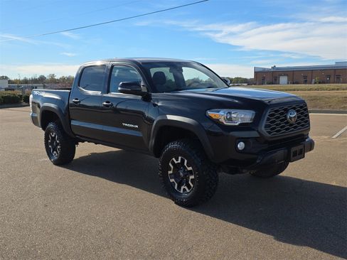 Used 2021 Toyota Tacoma TRD Off-Road image 2