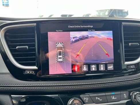 Used 2025 Chrysler Pacifica Premium image 18