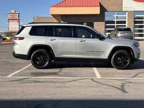 Used 2024 Jeep Grand Cherokee L Laredo image 6