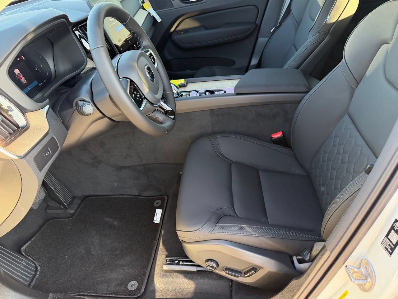 New 2027 Volvo XC60 B5 Core AWD/4WD image 17
