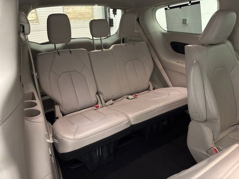 Used 2021 Chrysler Pacifica Touring-L image 53