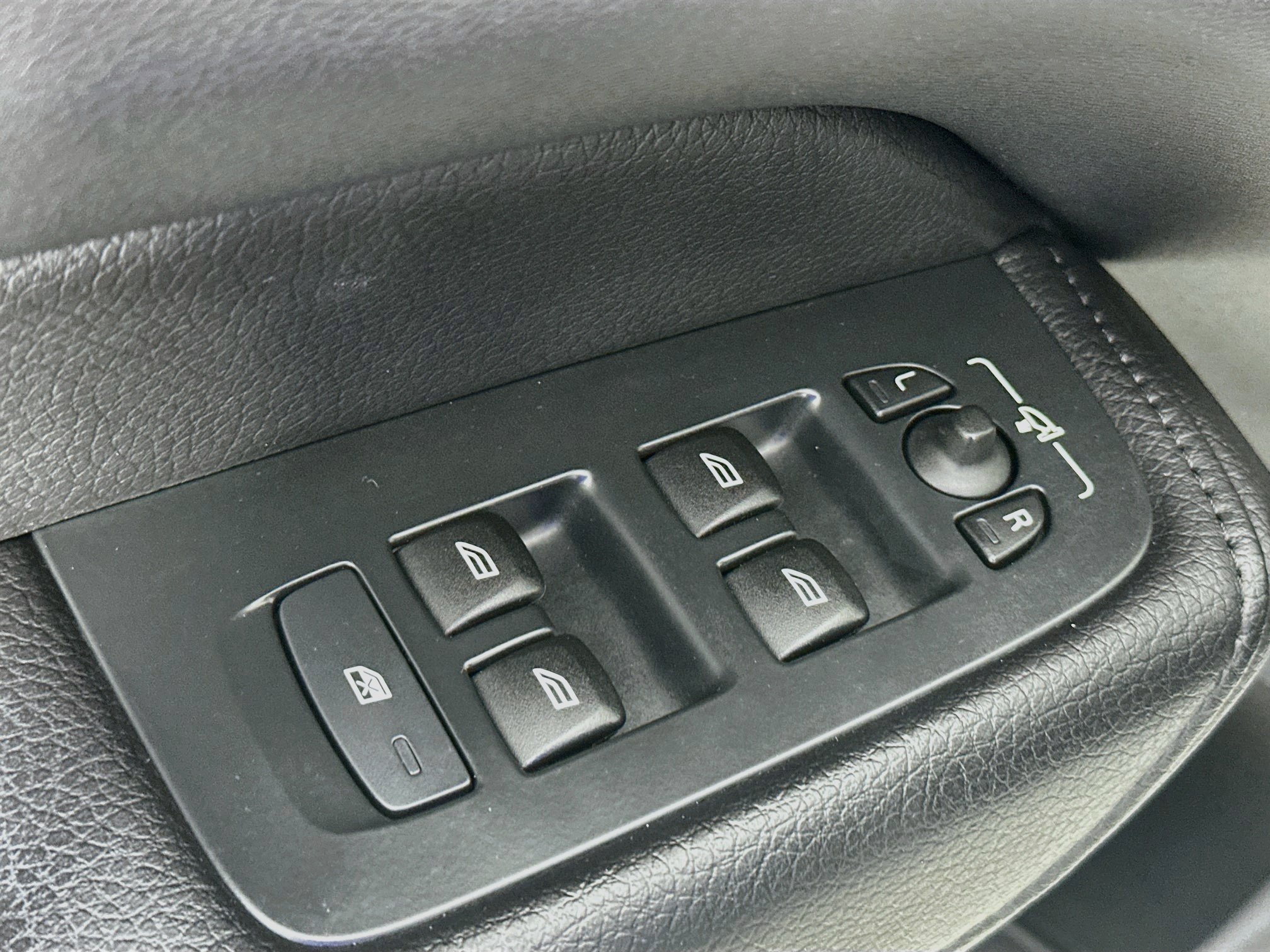 Used 2022 Volvo XC60 B5 Momentum w/ Protection Package Premier FWD image 18