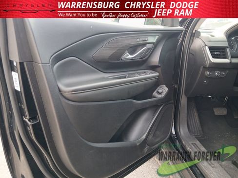 Used 2024 GMC Terrain SLT AWD/4WD image 12