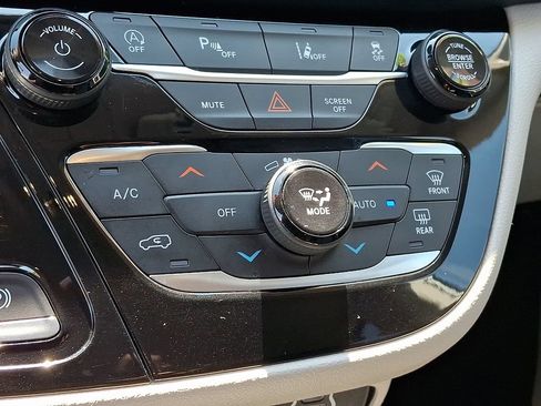 Used 2023 Chrysler Pacifica Touring-L FWD image 18