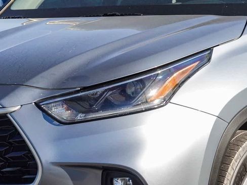 Used 2021 Toyota Highlander LE image 8