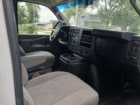 Used 2018 Chevrolet Express 2500 w/ Driver Convenience Package RWD image 11