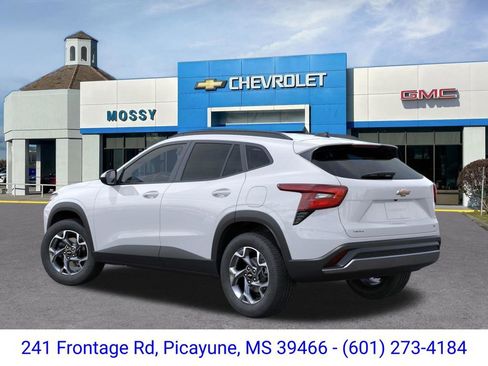 New 2026 Chevrolet Trax LT w/ LT Convenience Package FWD image 3