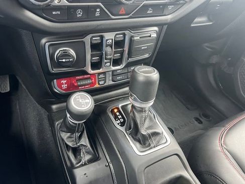 Used 2025 Jeep Gladiator Rubicon w/ Convenience Group AWD/4WD image 15