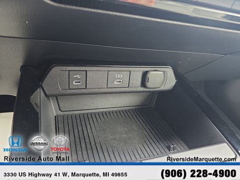 Used 2023 Toyota Prius XLE AWD/4WD image 18