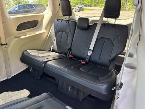 Used 2023 Chrysler Pacifica Touring-L FWD image 17