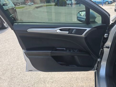 Used 2020 Ford Fusion SE FWD image 11