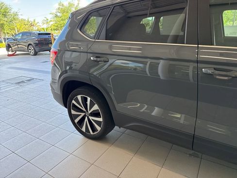 Used 2023 Volkswagen Taos SE w/ Panoramic Sunroof Package FWD image 8