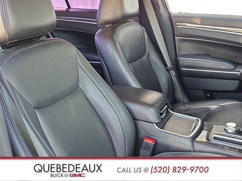 Used 2017 Chrysler 300 Limited RWD image 31