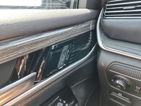 Used 2022 Jeep Wagoneer Series II RWD image 26