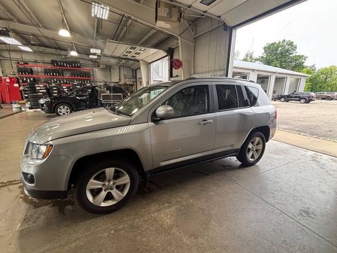Used 2017 Jeep Compass Latitude AWD/4WD image 1