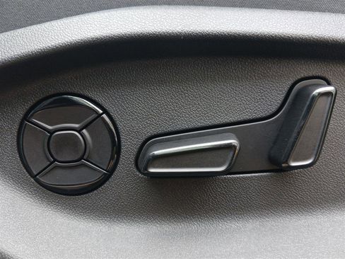 New 2025 Volkswagen Tiguan SE R-Line image 12