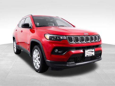 Used 2023 Jeep Compass Latitude w/ Sun and Sound Group AWD/4WD image 11