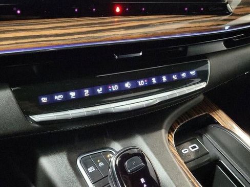 Certified 2024 Cadillac Escalade ESV Luxury image 23