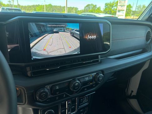 Used 2025 Jeep Wrangler Unlimited Rubicon image 23