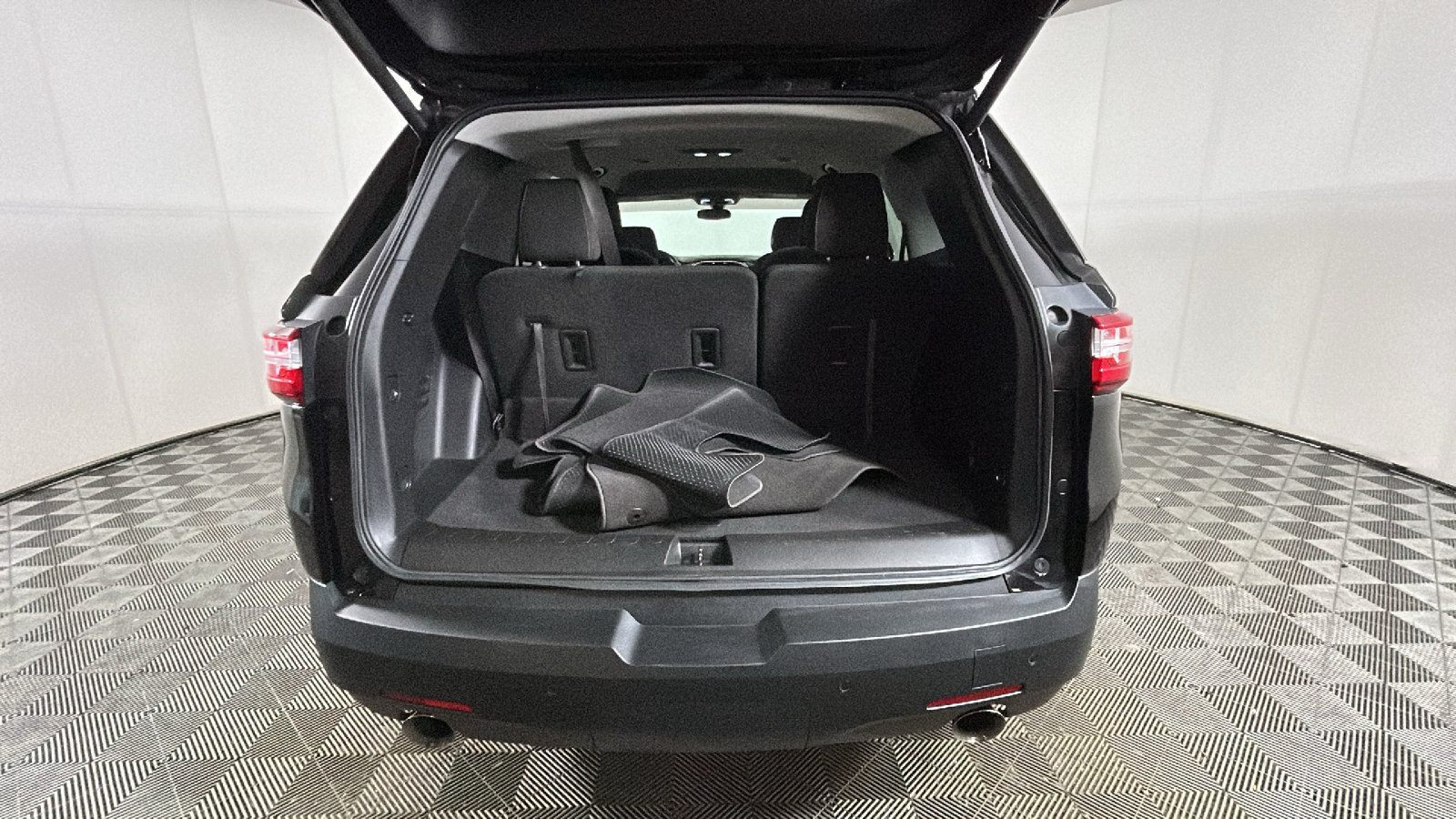 Used 2021 Chevrolet Traverse LT FWD image 32