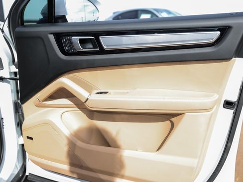 Certified 2022 Porsche Cayenne Platinum Edition image 27