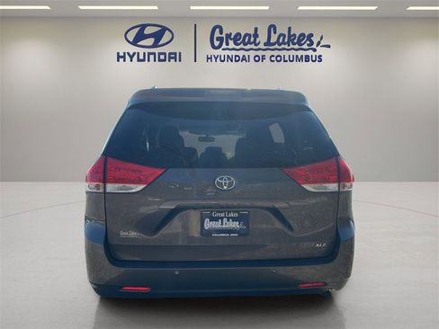 Used 2012 Toyota Sienna XLE w/ Entertainment Pkg image 4