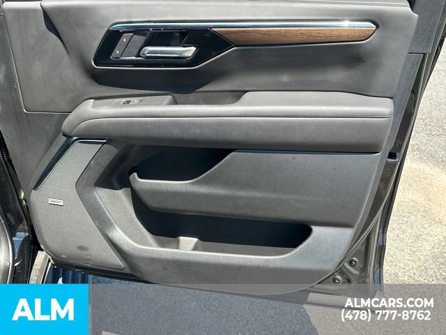Used 2025 Chevrolet Suburban High Country AWD/4WD image 16