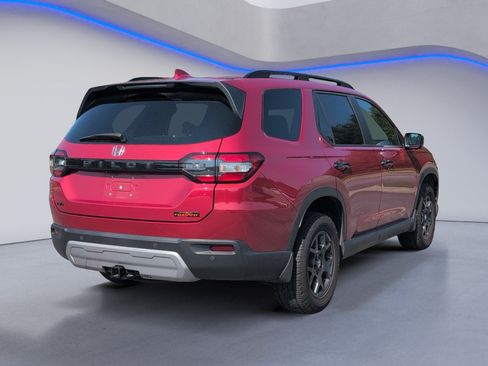 Used 2025 Honda Pilot TrailSport image 5