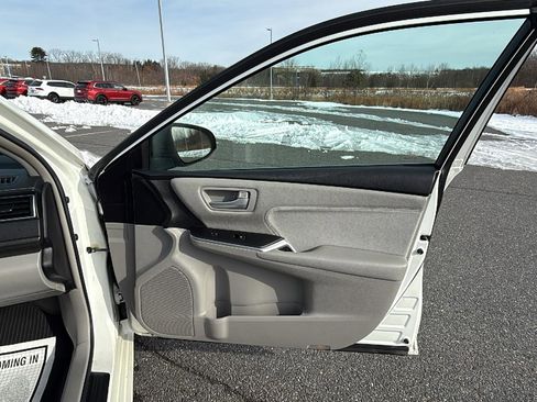 Used 2016 Toyota Camry XLE image 16