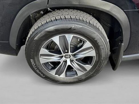 Used 2024 Toyota Highlander XLE image 9