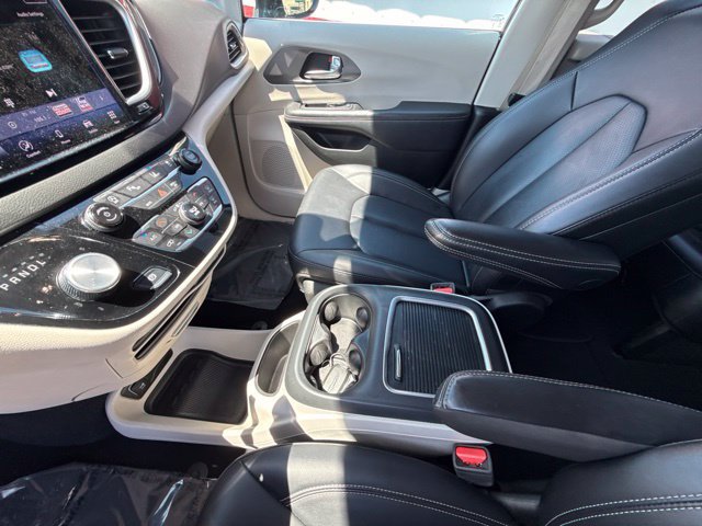 Used 2024 Chrysler Pacifica Touring-L FWD image 13